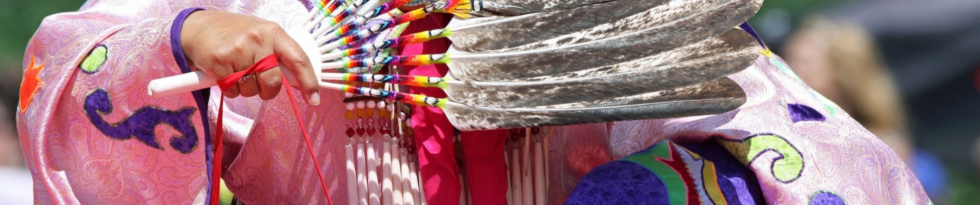 amerindienne-dansant-tenue-traditionnelle-pow-wow-canada