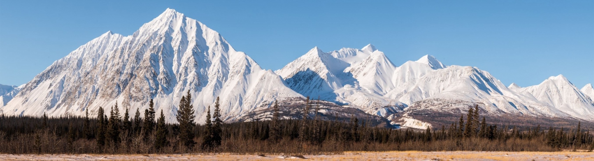 vue-montagnes-enneigees-yukon-canada
