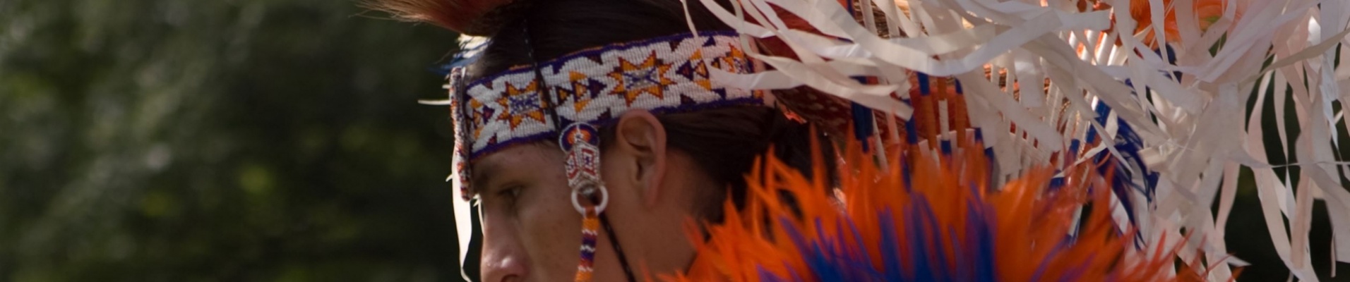 ameridien-en-tenue-traditionnel-musee-ontario-canada