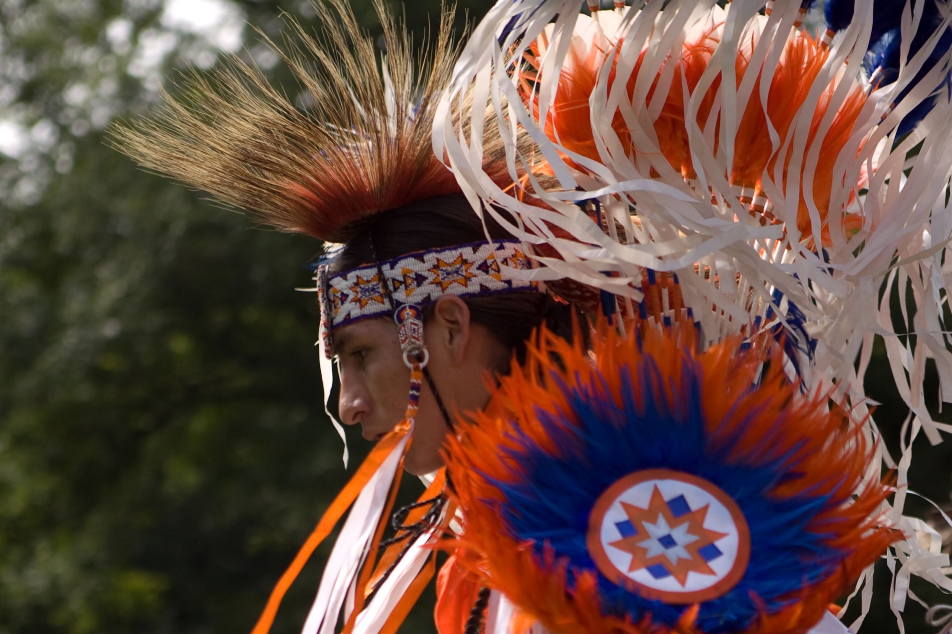 ameridien-en-tenue-traditionnel-musee-ontario-canada