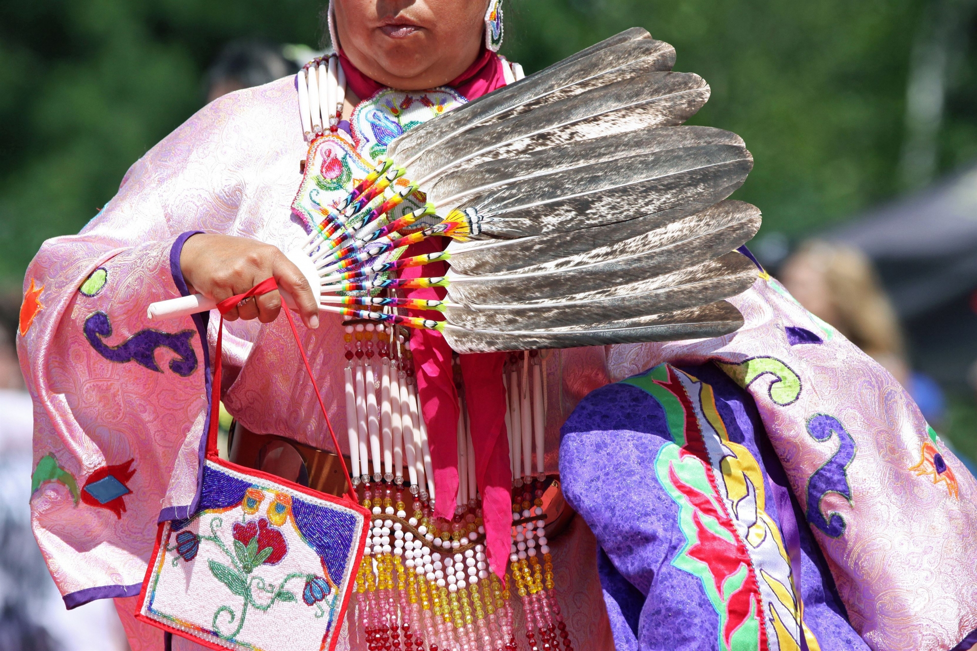 amerindienne-dansant-tenue-traditionnelle-pow-wow-canada