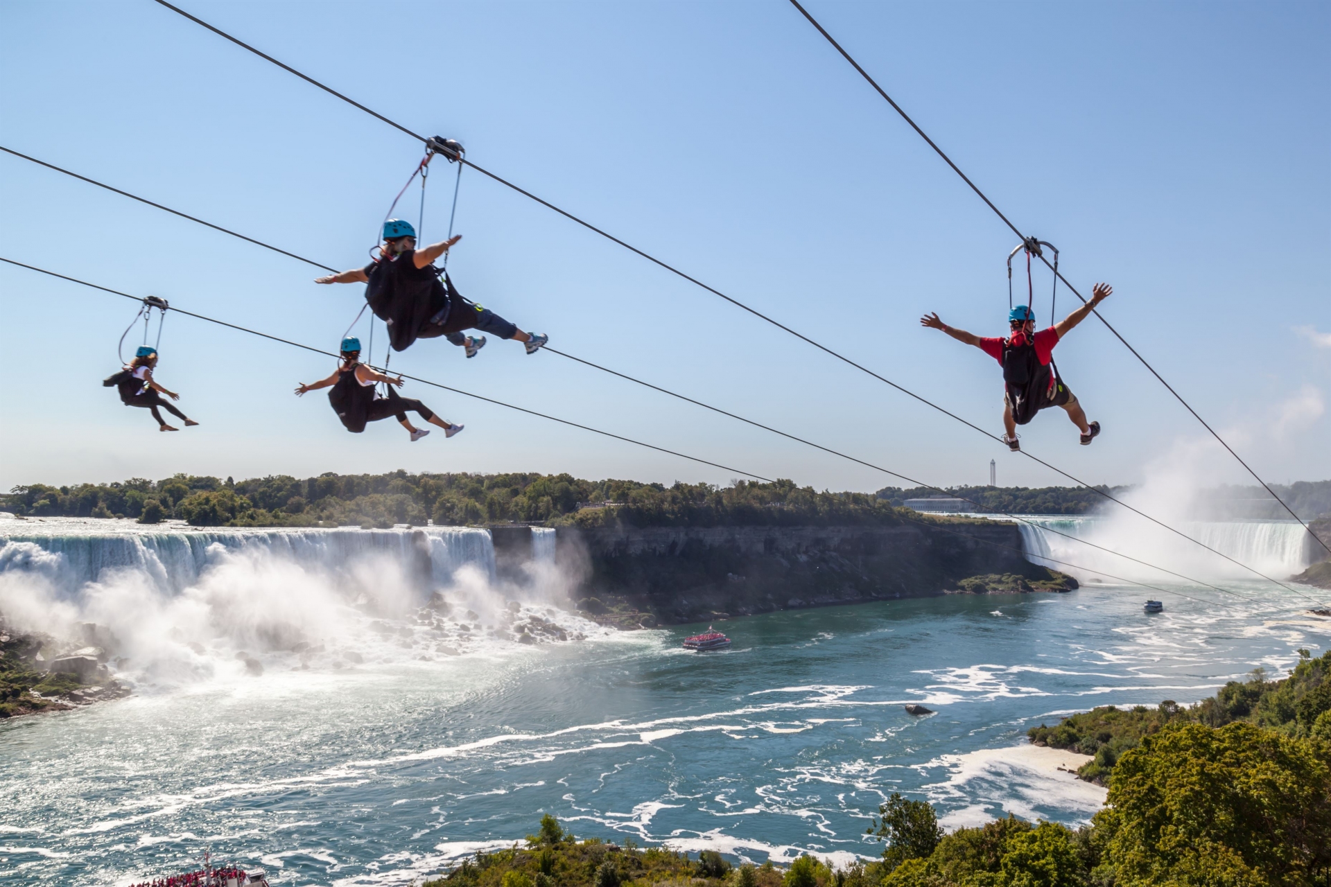 amis-survolant-chute-niagara-en-tyrolienne-canada