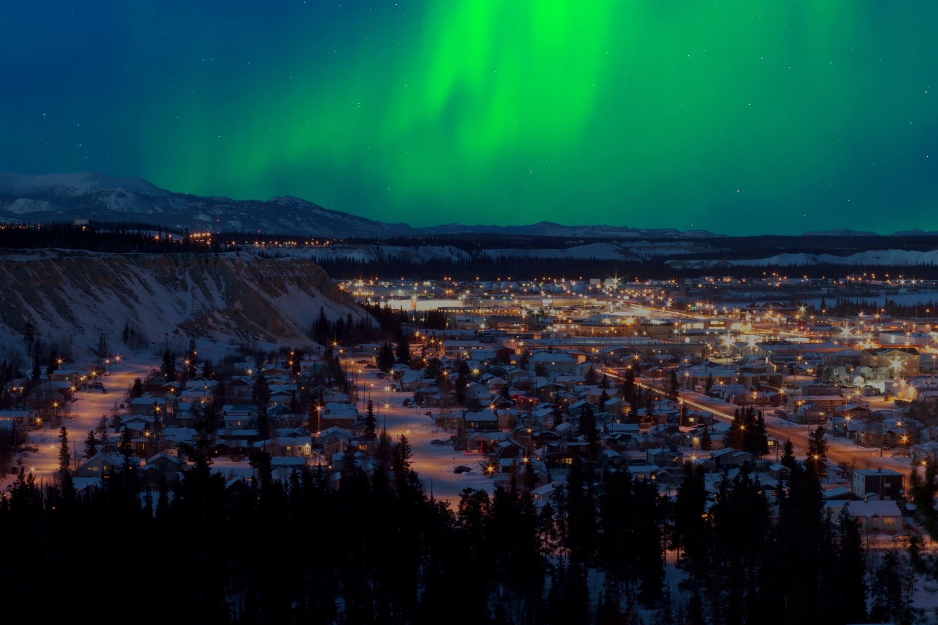 aurores-boreales-ville-whitehorse-yukon-canada