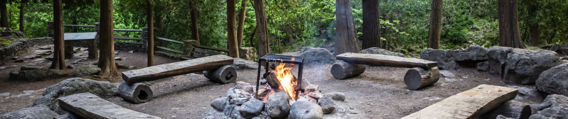 bancs-bois-autour-feu-de-camp-foret-canada