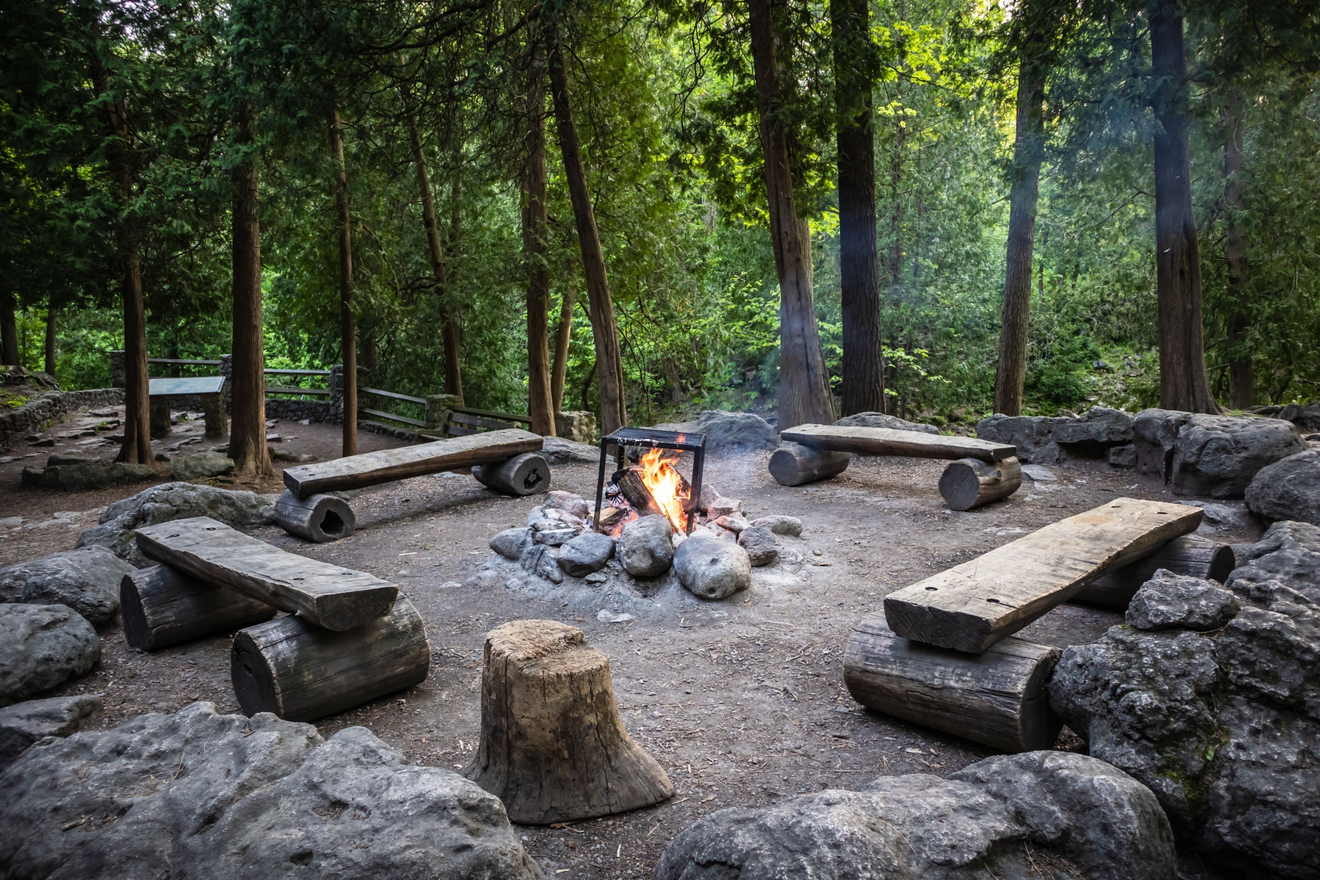 bancs-bois-autour-feu-de-camp-foret-canada