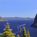 bateau-naviguant-sur-fjord-du-saguenay-canada