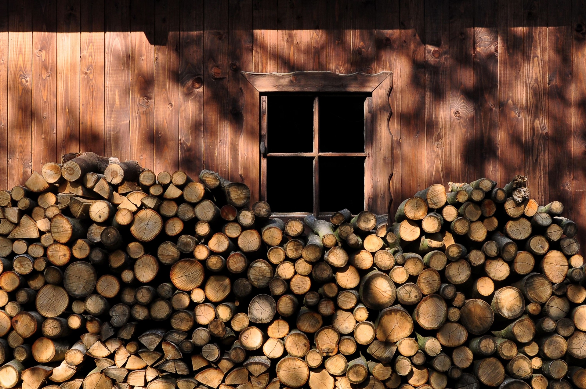 buches-bois-devant-chalet-canada