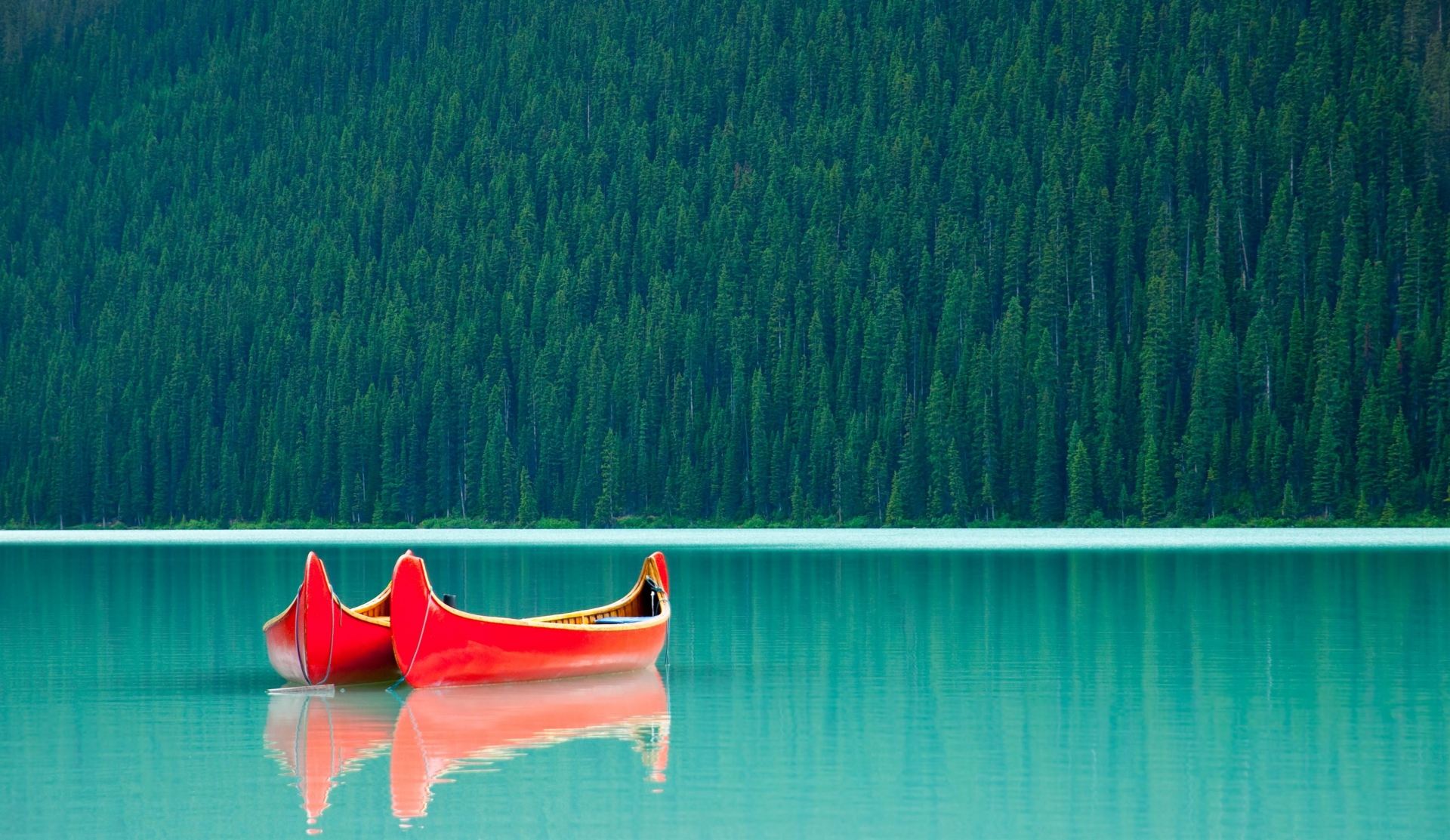 canoes-sur-lac-paisible-banff-national-park-canada