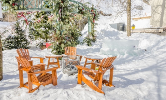 chaises-adirondack-exterieur-dans-neige-quebec