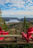 chaises-typiques-tournees-vers-parc-mauricie-canada