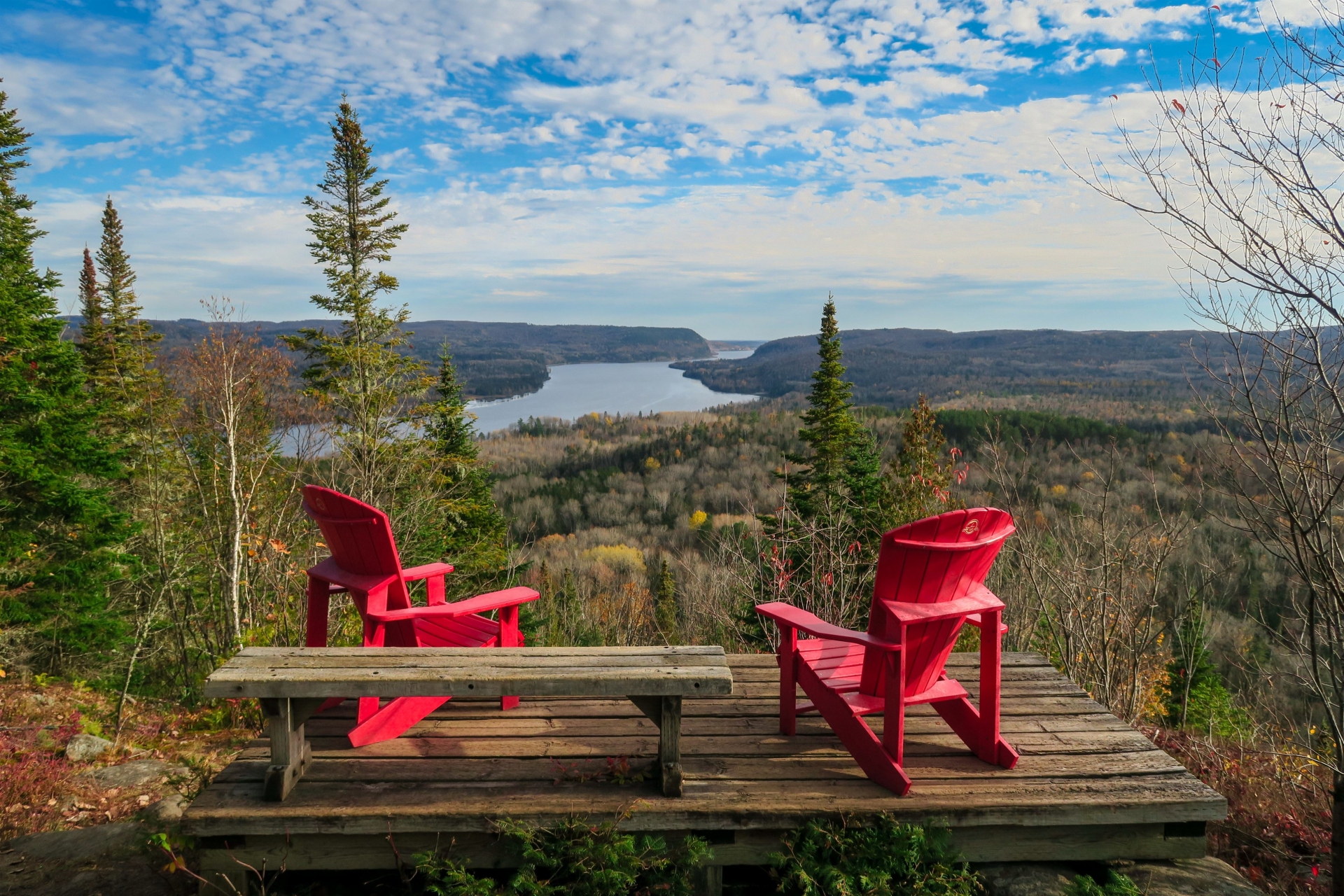 chaises-typiques-tournees-vers-parc-mauricie-canada