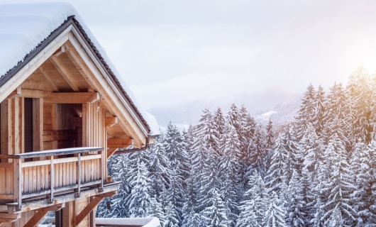 chalet-dans-montagnes-foret-enneigee-canada