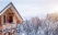chalet-dans-montagnes-foret-enneigee-canada