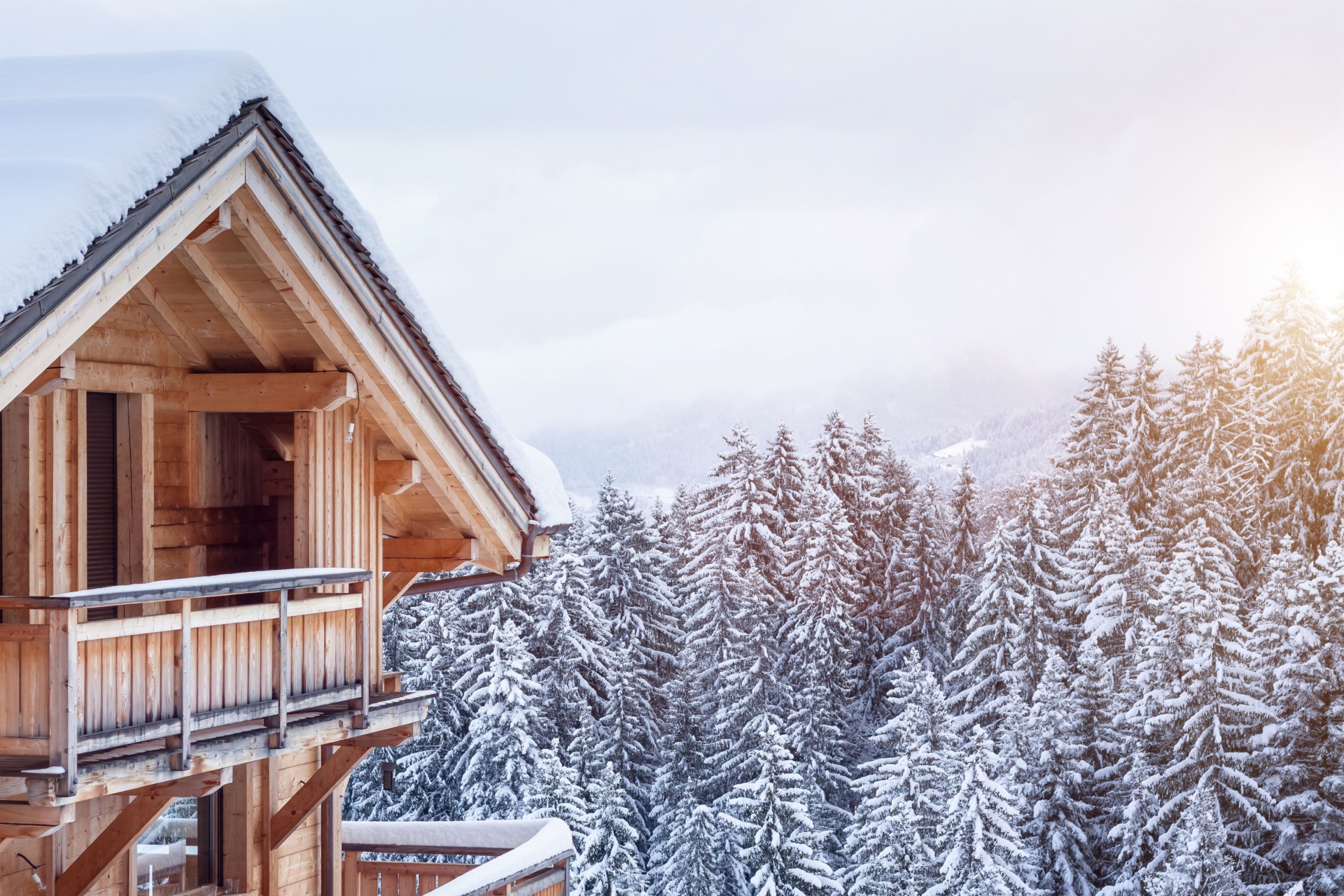 chalet-dans-montagnes-foret-enneigee-canada