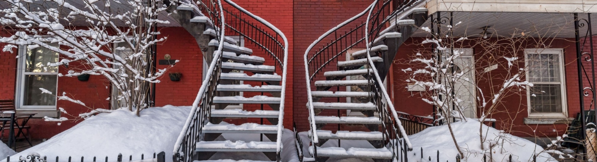 escaliers-maisons-typiques-montreal-hiver-canada