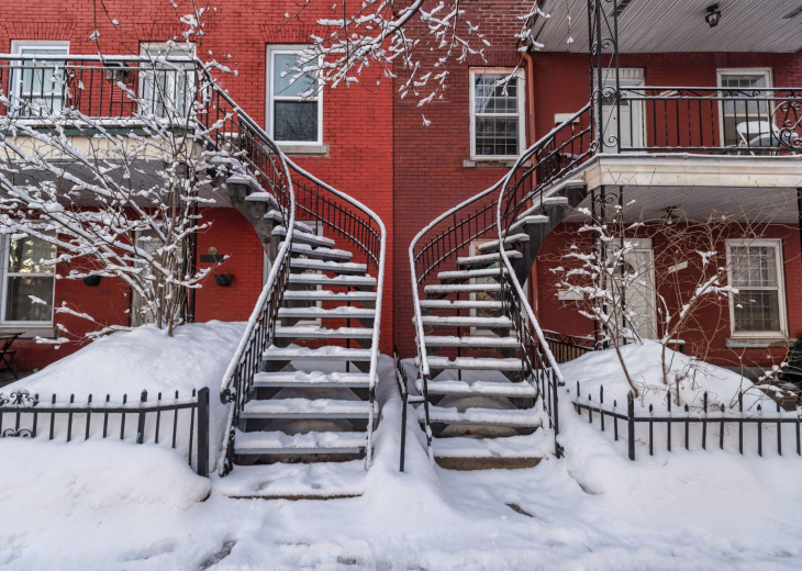 escaliers-maisons-typiques-montreal-hiver-canada