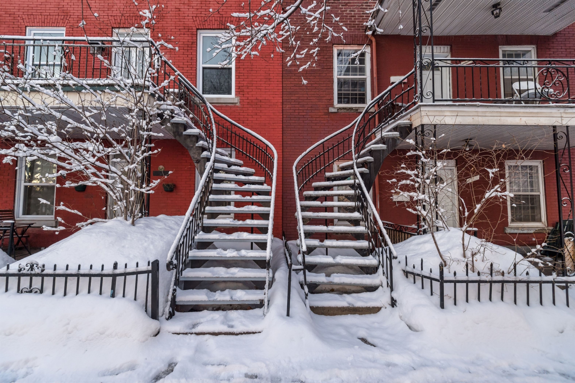 escaliers-maisons-typiques-montreal-hiver-canada
