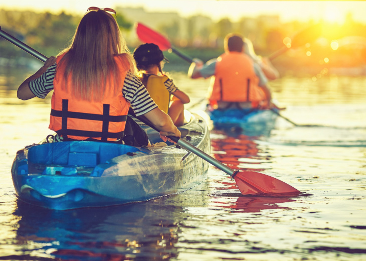 famille-en-kayak-canada