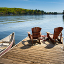 fauteuils-canoe-au-bord-ponton-lac-canada