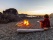 femme-assise-autour-feu-camp-bord-de-lac-canada
