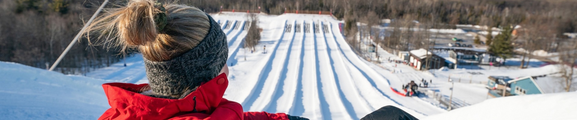 femme-descendant-toboggan-neige-luge-hiver-canada