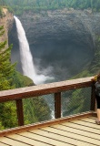 femme-observant-chutes-helmcken-wells-gray-canada