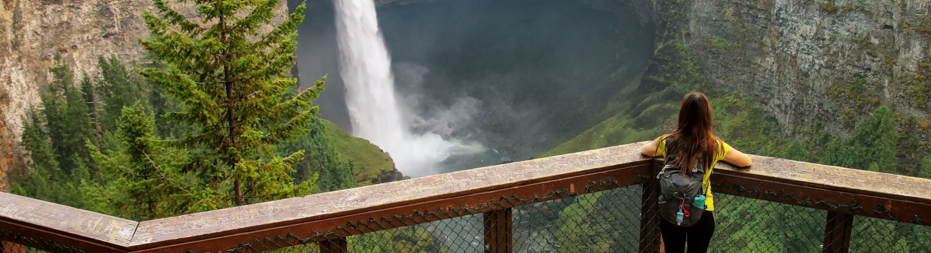 femme-observant-chutes-helmcken-wells-gray-canada