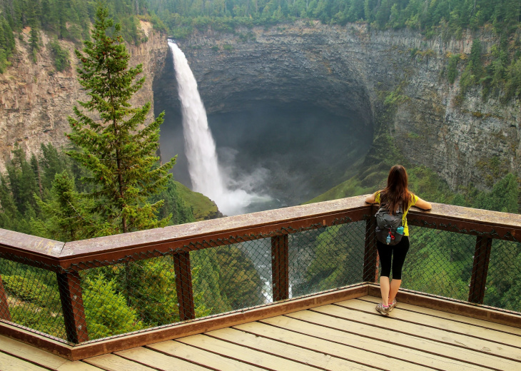 femme-observant-chutes-helmcken-wells-gray-canada