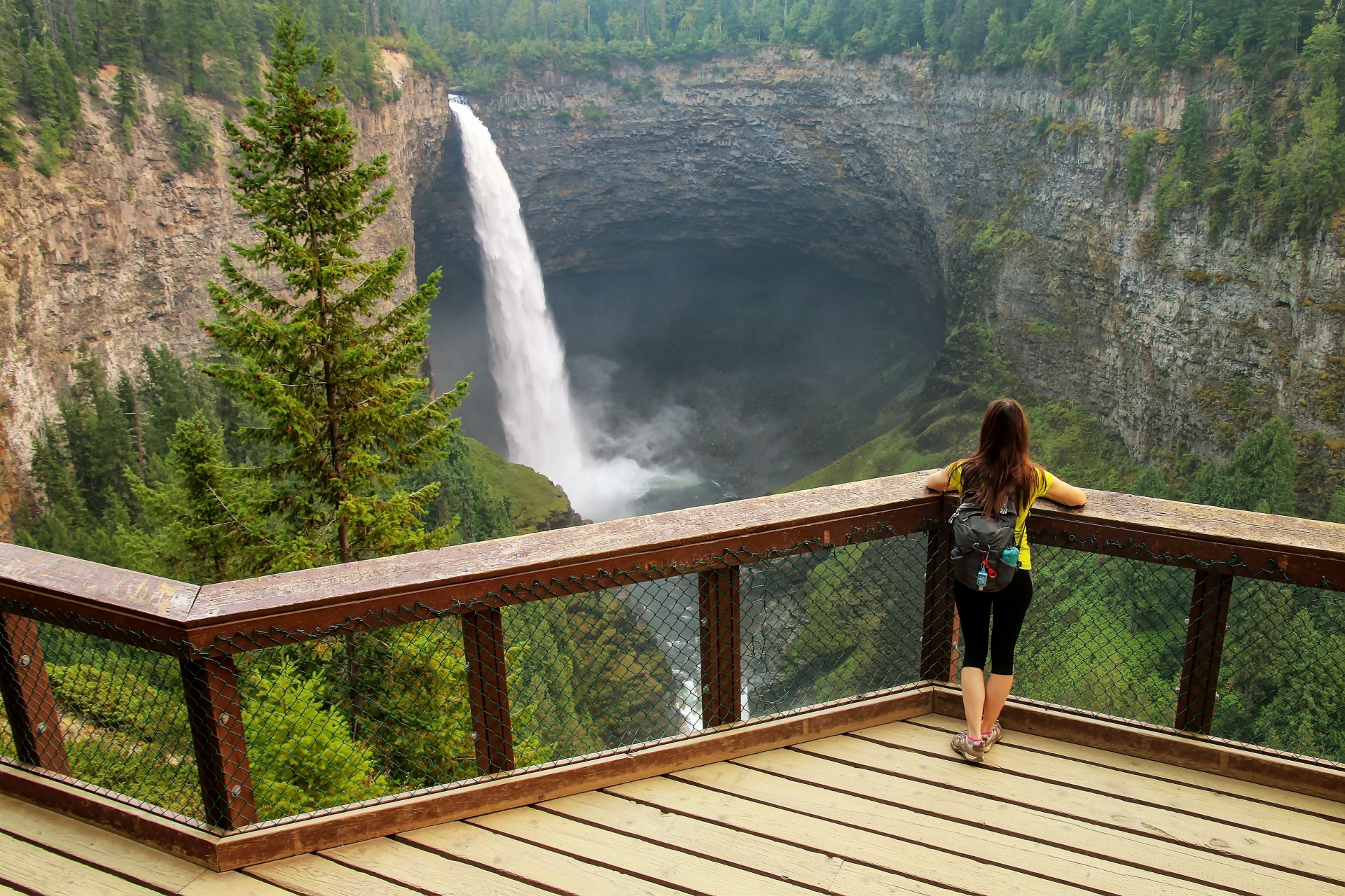 femme-observant-chutes-helmcken-wells-gray-canada