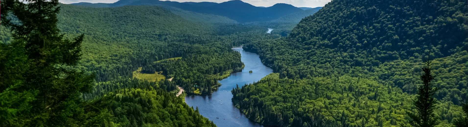 grand-lac-traversant-foret-parc-jacques-cartier-canada