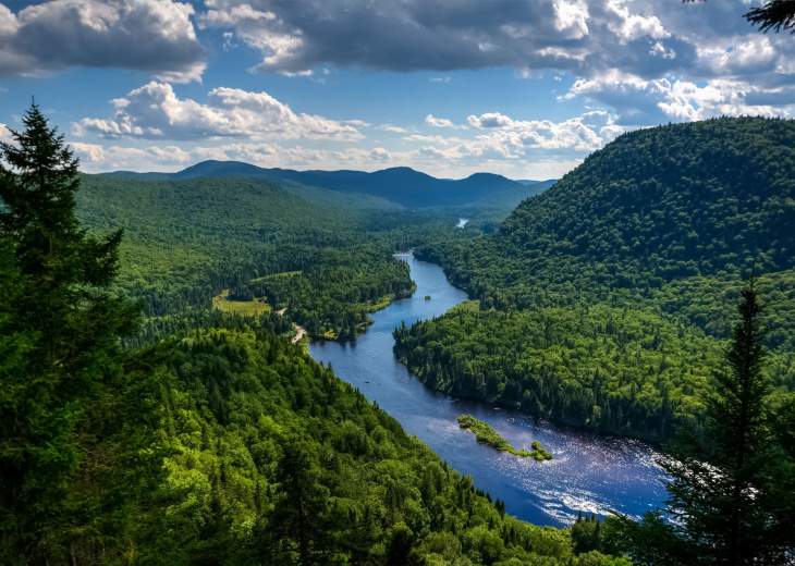 grand-lac-traversant-foret-parc-jacques-cartier-canada