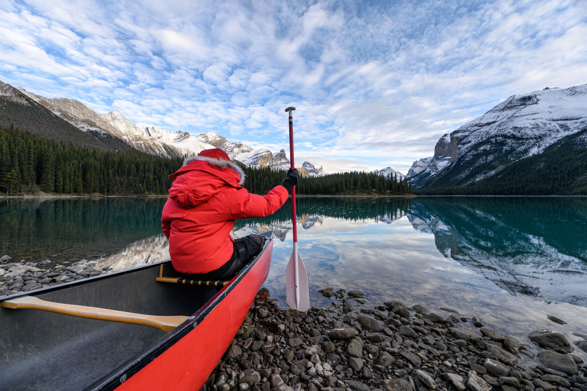 homme-assis-canoe-rive-lac-banff-canada
