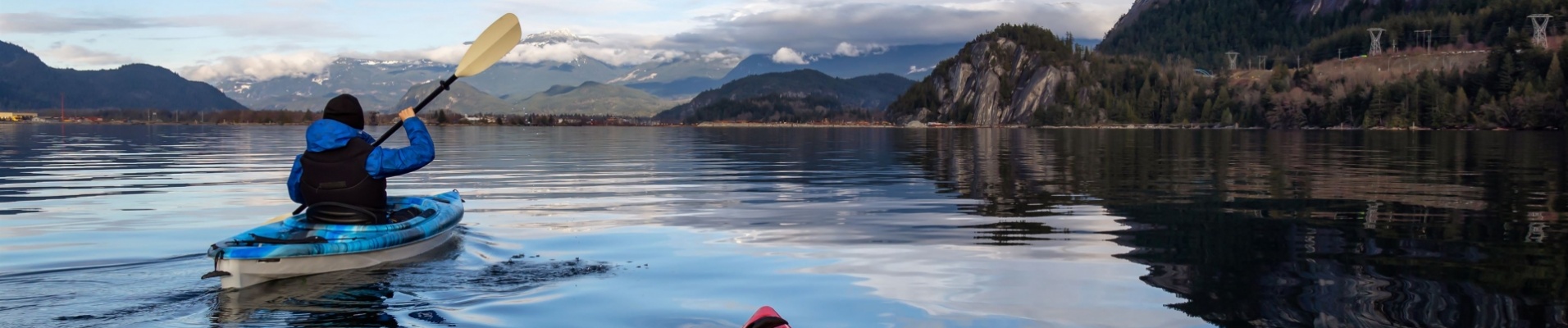 homme-kayaking-riviere-squamish-canada