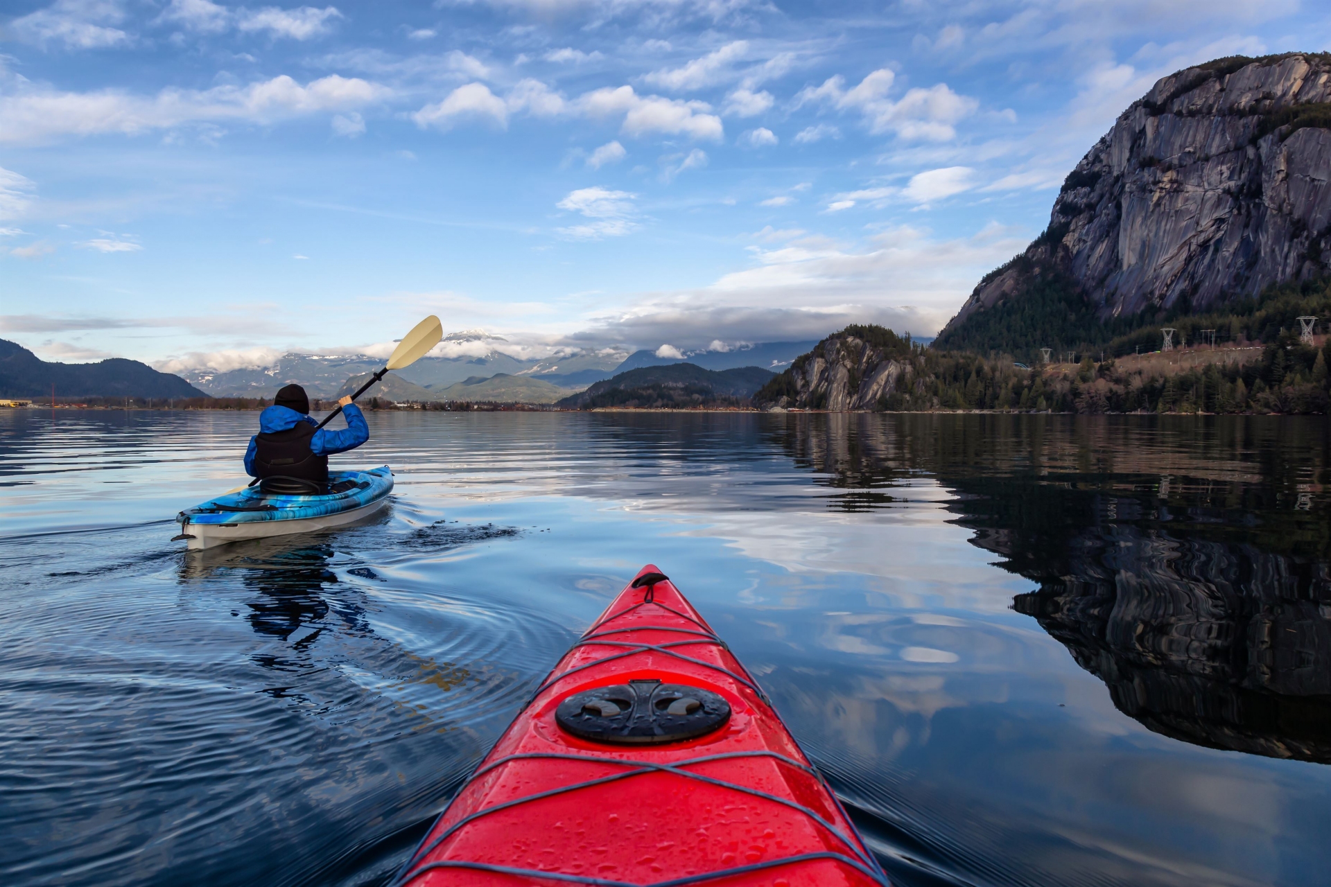homme-kayaking-riviere-squamish-canada