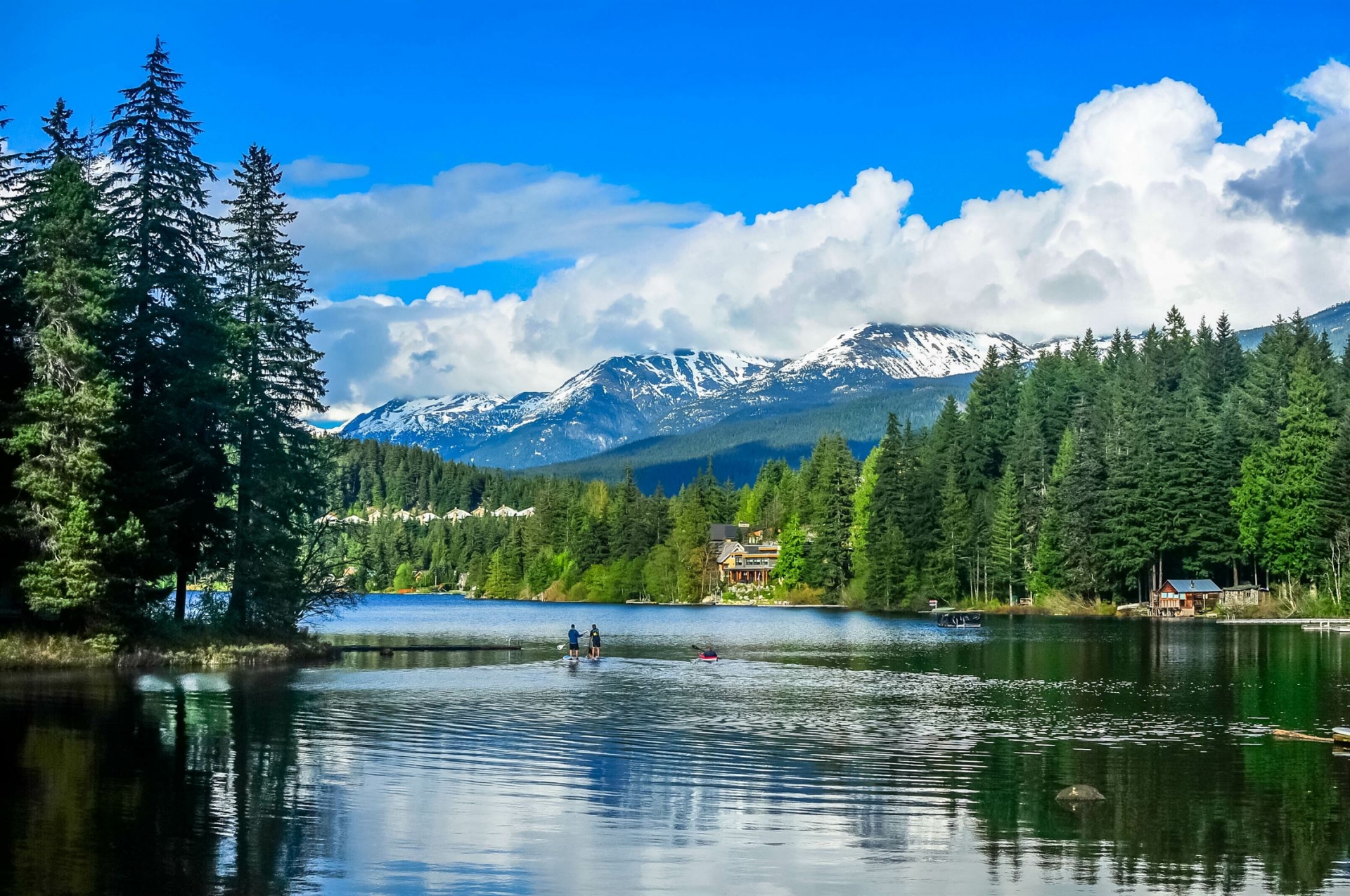 hommes-en-paddle-sur-lac-alpha-whistler-canada
