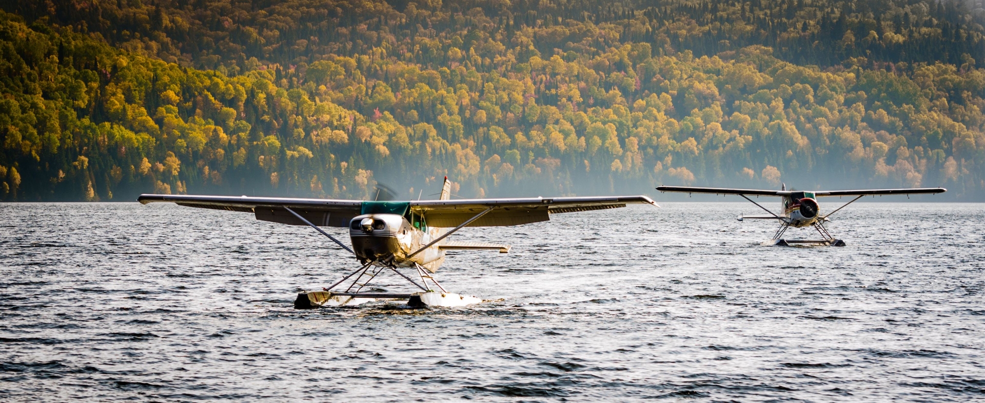 hydravion-sur-lac-automne-canada