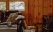 interieur-salon-chalet-en-bois-canada