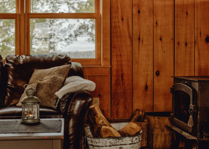 interieur-salon-chalet-en-bois-canada