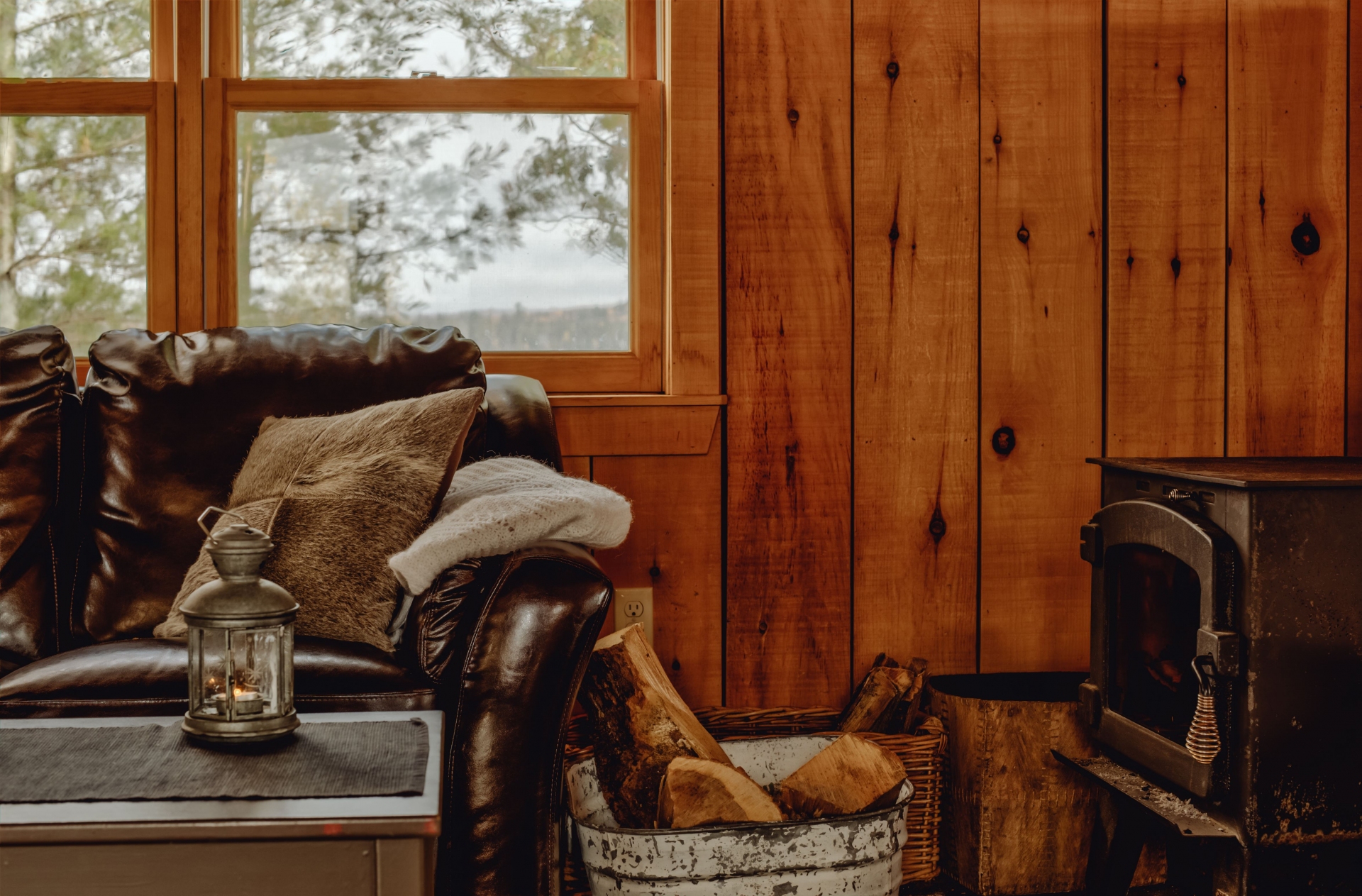interieur-salon-chalet-en-bois-canada