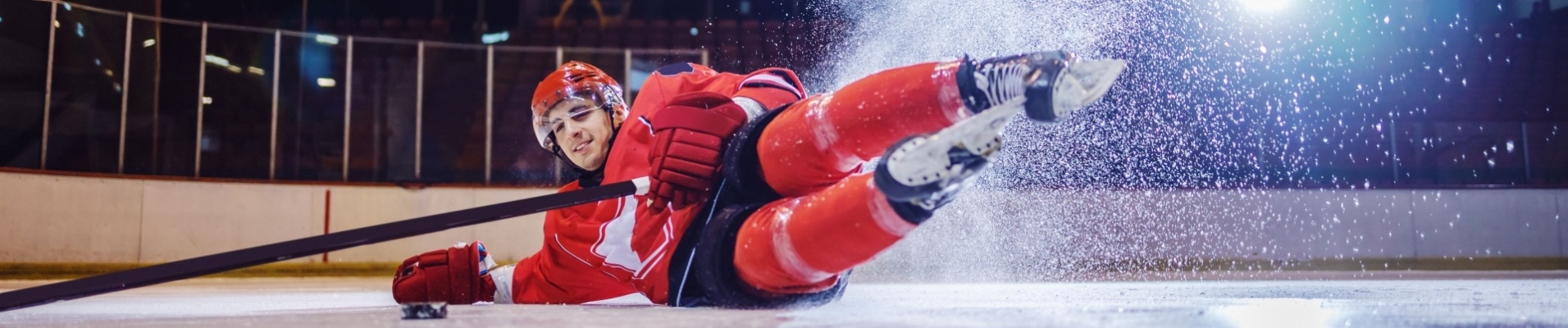 joueur-hockey-sur-glace-marquant-but-au-sol-canada