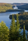 lac-traversant-foret-parc-mauricie-quebec-canada