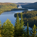 lac-traversant-foret-parc-mauricie-quebec-canada