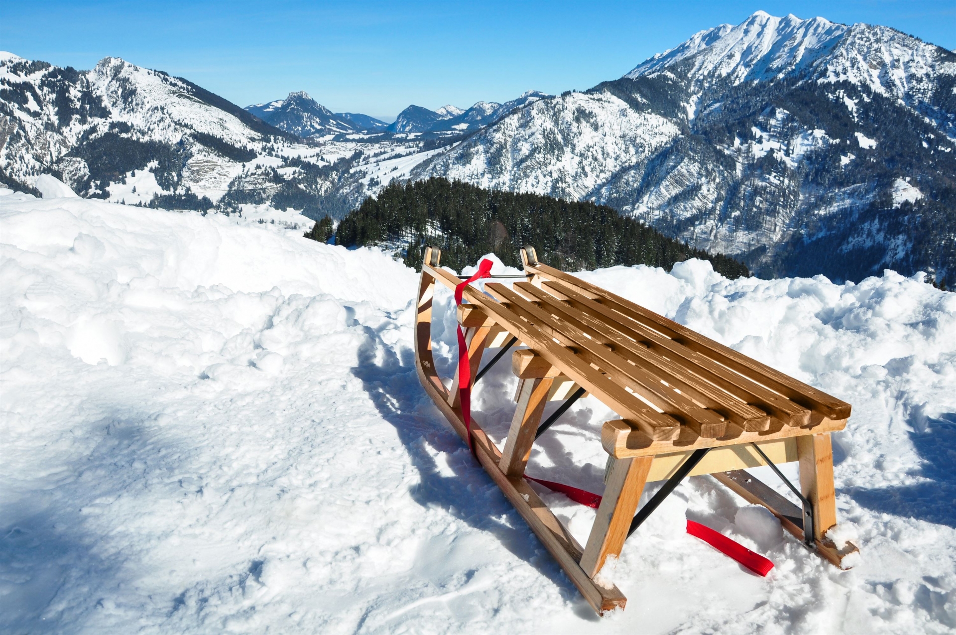 luge-bois-dans-neige-montagnes-canada