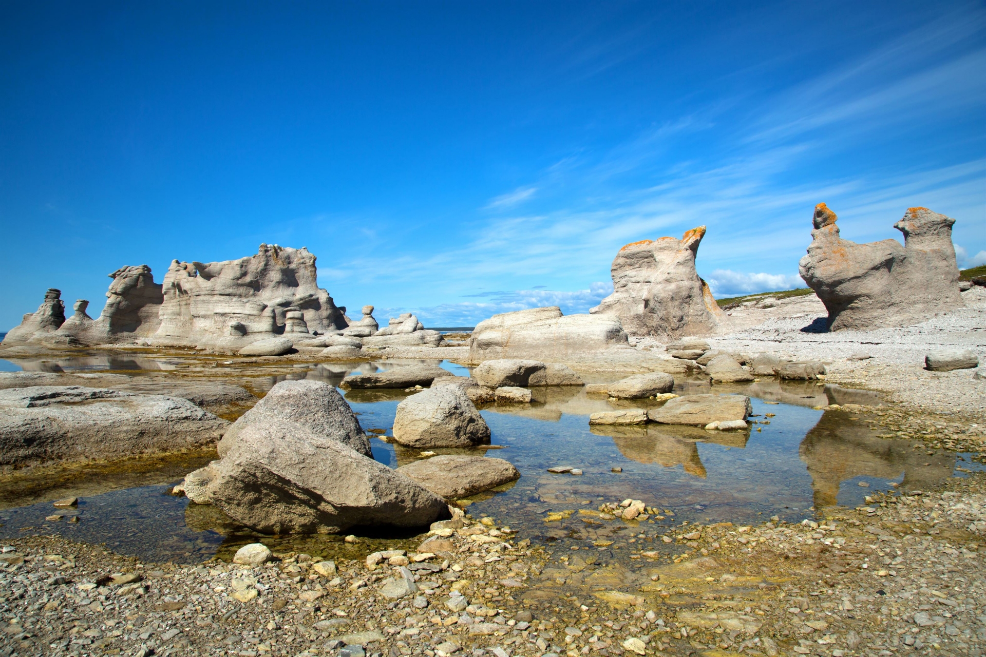 monolithe-cote-mingan-canada