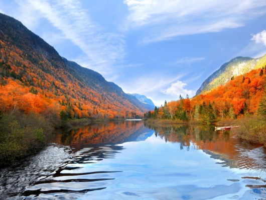 panorama-riviere-paisible-entouree-forets-couleurs-autome-canada