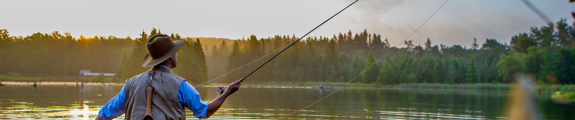 pecheur-dans-riviere-lever-soleil-canada