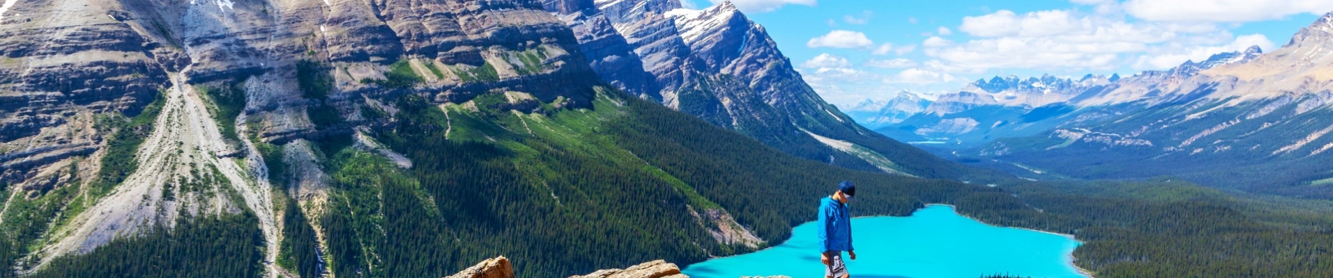 randonneur-face-peyto-lake-parc-banff-canada