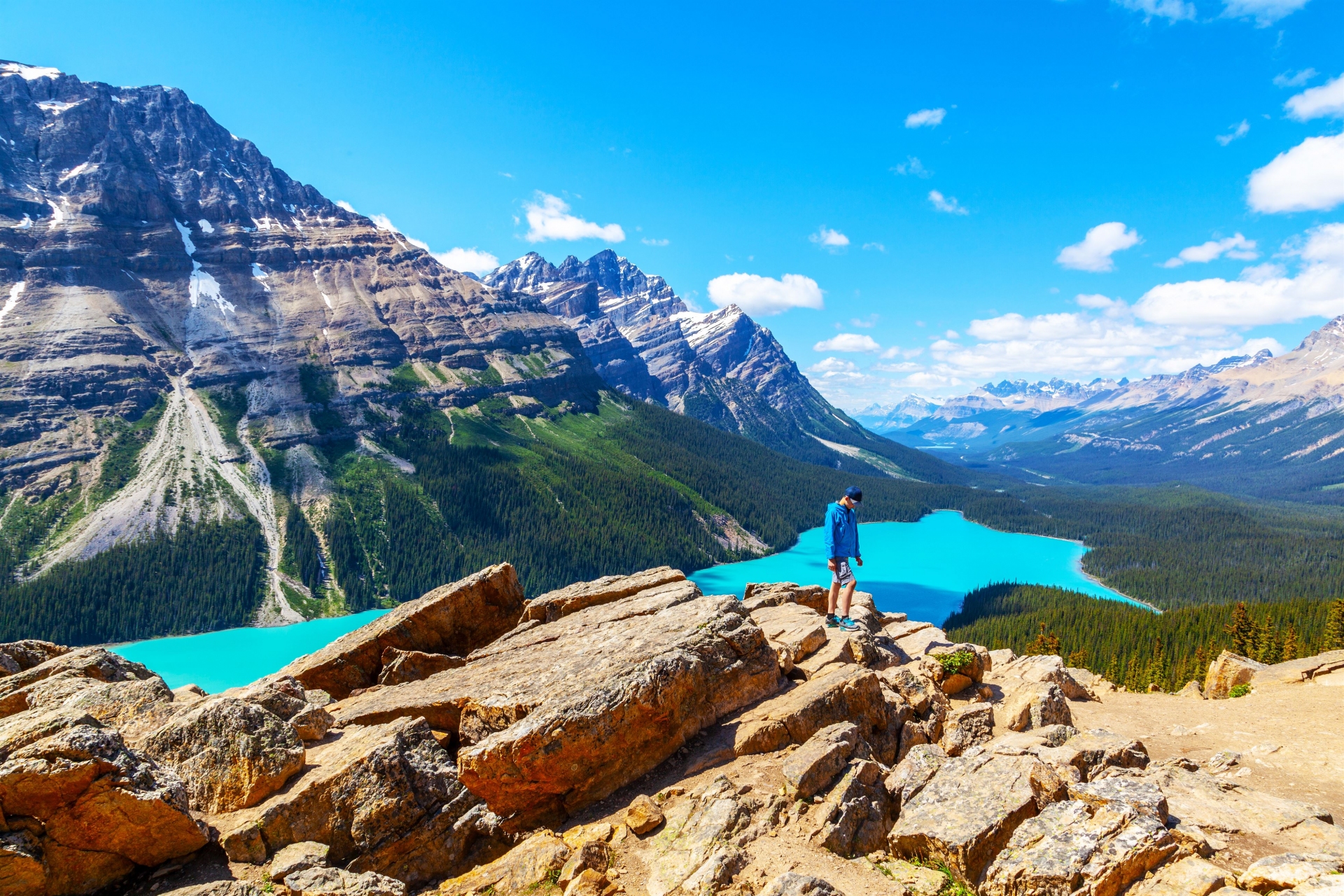 randonneur-face-peyto-lake-parc-banff-canada