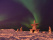 statues-inuit-en-pierre-sous-aurores-boreales-canada