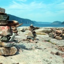 statues-pierres-autochtones-bord-fleuve-tadoussac-canada